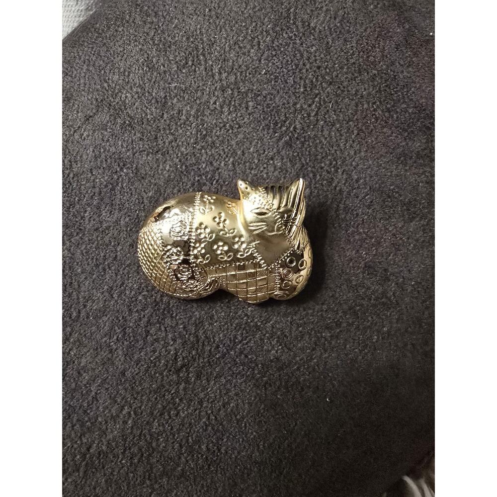 Signed AJC Gold Tone Cat Quilt Patchwork Embossed Brooch Vintage